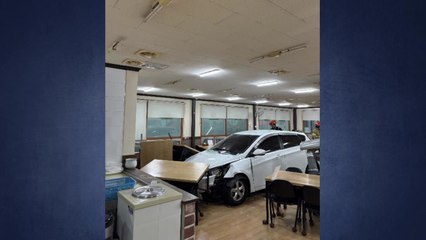 식당 안으로 돌진한 승용차...2명 부상 / YTN