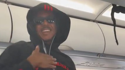 Koundé, lesionado, viaja en un vuelo regular a Milán para apoyar a sus compañeros | Leart Bucaliu