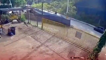 VIDEO: ¡Invadió carril! Motociclista muere tras ser arrollado por una conductora ebria