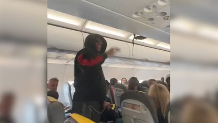 Koundé es reconocido por aficionados del Barcelona en vuelo comercial a Milán