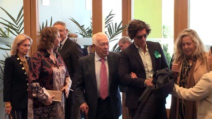 Curro Romero recibe el alta hospitalaria acompañado de su mujer, Carmen Tello: "Es muy fuerte"