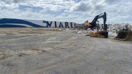 Lavori sullo storico muraglione: le ruspe cancellano la scritta «Viareggio è il carnevale»