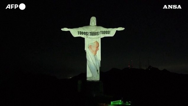 Rio, omaggio a Papa Francesco sul Cristo Redentore