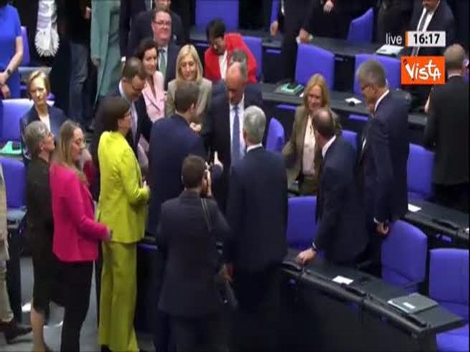 Merz eletto Cancelliere, gli abbracci dai parlamentari alleati in fila per congratularsi con lui