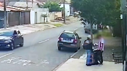 Câmera flagra tentativa de golpe da falsa entrega em SJP