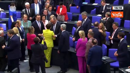 Merz eletto Cancelliere, gli abbracci dai parlamentari alleati in fila per congratularsi con lui