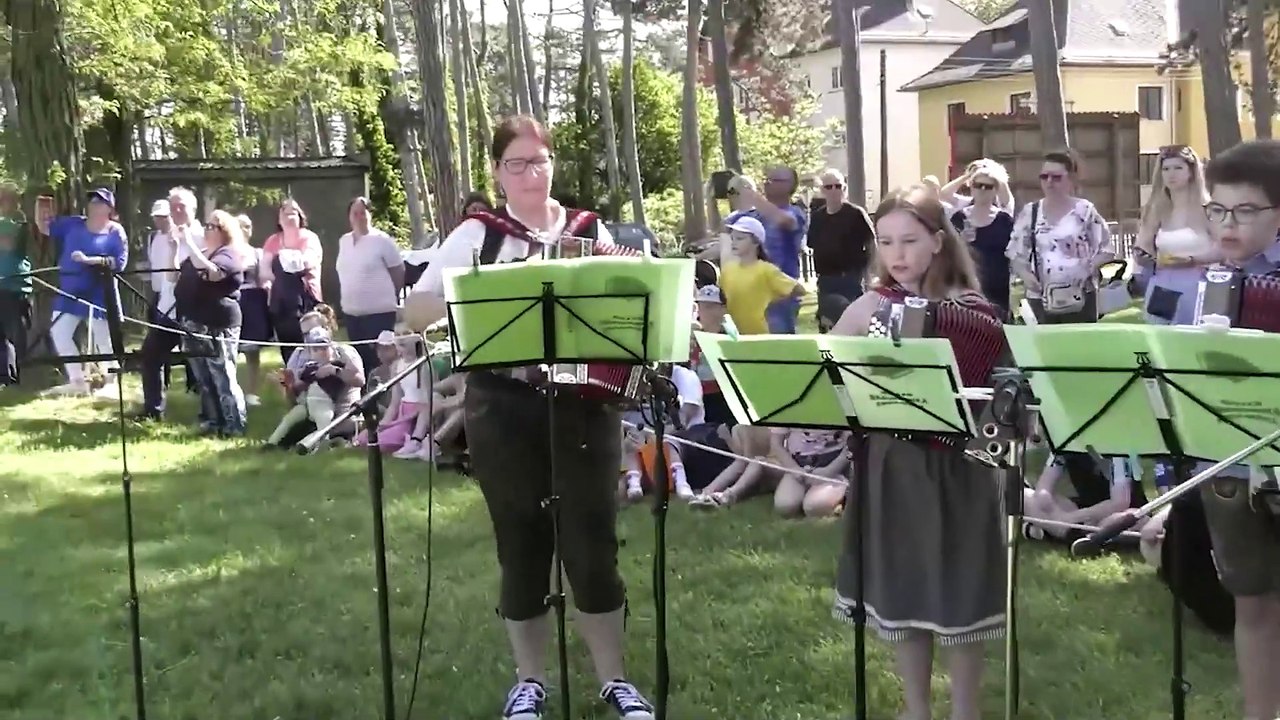 Strasshof  Spendenübergabe der Erlöse des Maibaumfests