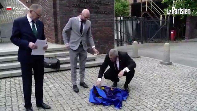 Un eurodéputé polonais brûle un drapeau européen en signe de protestation