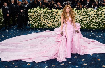 Met Gala : Shakira frôle la panique en révélant la grossesse de Rihanna avant elle