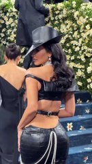 Kim Kardashian posó de espaldas en la Met Gala 2025