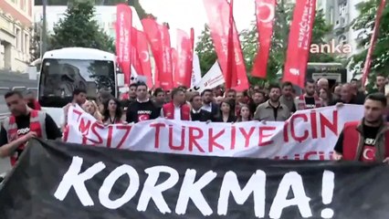 CHP'li gençler İstanbul'da 'Üç Fidan' için yürüdü