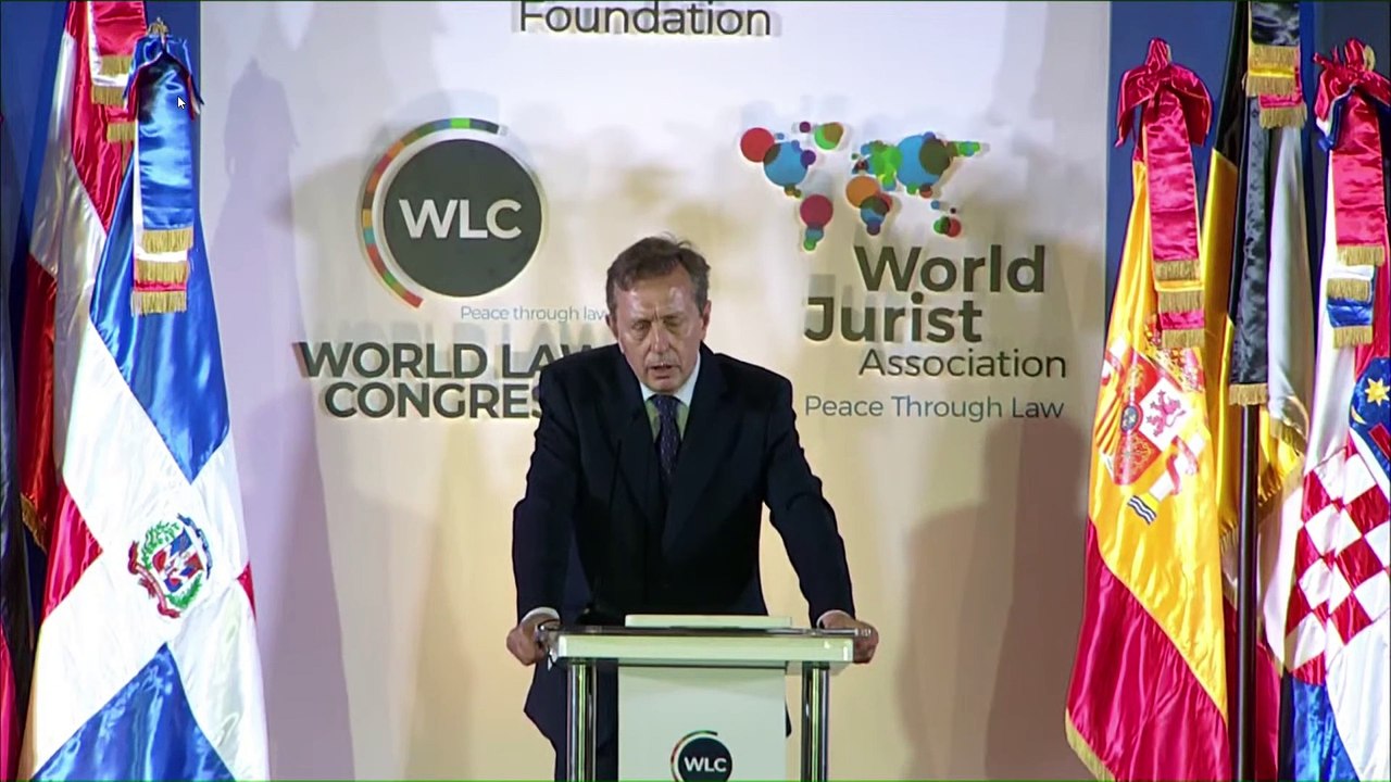 Abinader y Leonel se funden en un emotivo abrazo durante el cierre del World Law Congress