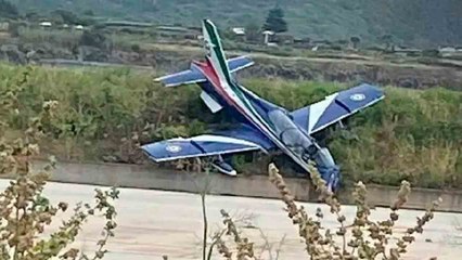 Video: Tre jet delle Frecce Tricolori si scontrano in volo durante un'esibizione sull'isola di Pantelleria