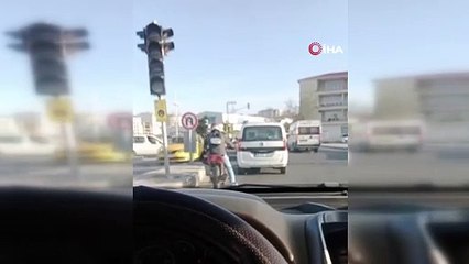 Motosikletli herkesi gülümsetti! Plakası düşünce sırtına taktı