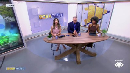 Incêndio atinge galpão no bairro da Liberdade, em SP