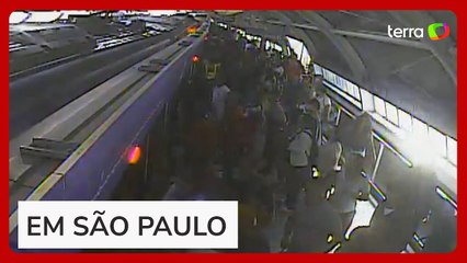 Vídeo mostra desespero de passageiros após homem morrer no metrô