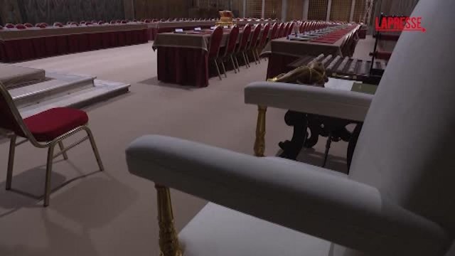 Conclave, la Cappella Sistina pronta ad accogliere i cardinali elettori: le immagini