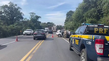 Caminhão carregado com soja invade pista contrária e causa acidente com morte na BR-277