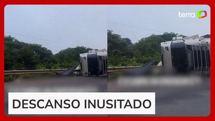 Motorista de caminhão dorme em rede após acidente e cena viraliza