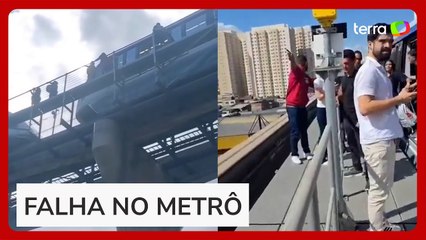 Falha em monotrilho faz passageiros caminharem por passarela em SP
