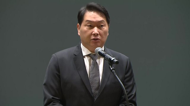 '해킹 사태' 고개 숙인 SK 최태원...위약금 문제는 이사회 논의 중 / YTN