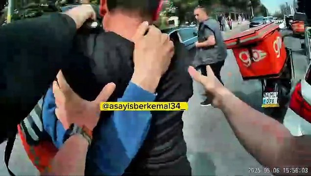 Ümraniye’de yol kavgası! Çocuk ağladı, ortalık savaş alanına döndü