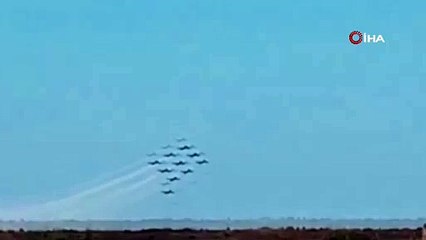 Gökyüzünde 3 akrobasi uçağı çarpıştı... Kaza anı kamerada...