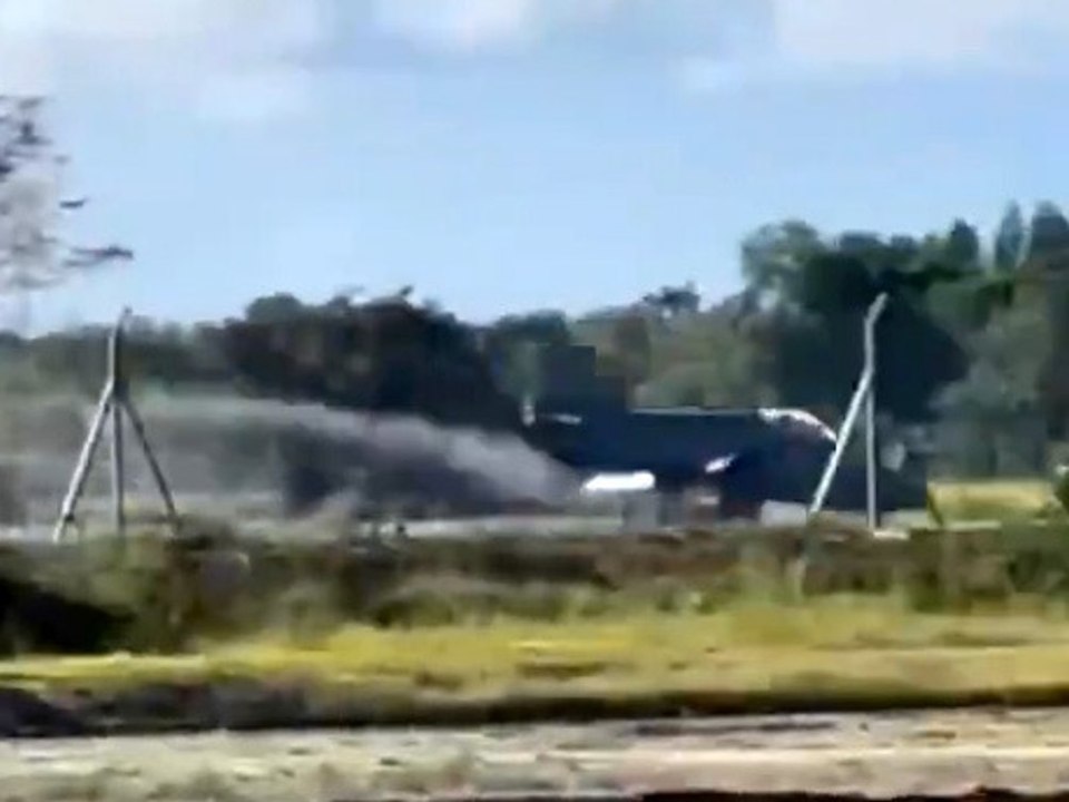 Kampfjet fällt bei Landung auf die Nase