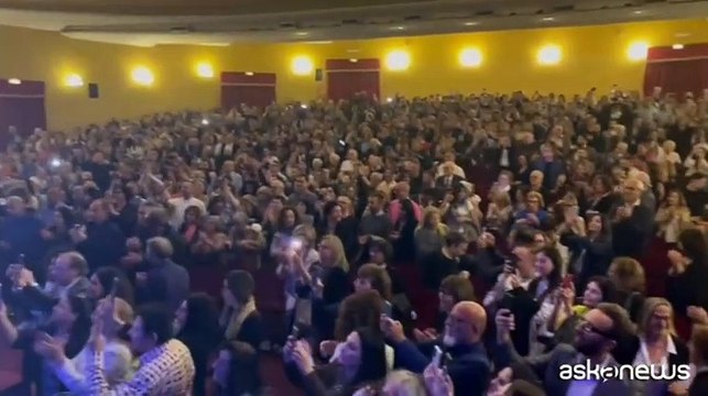 Sciarpa e Forza Napoli : Serena Rossi infiamma il Teatro Augusteo