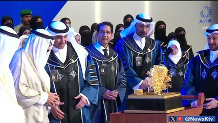 تقديم هدية تذكارية إلى صاحب السمو الأمير الشيخ مشعل الأحمد في ختام حفل تكريم متفوقي "التطبيقي"