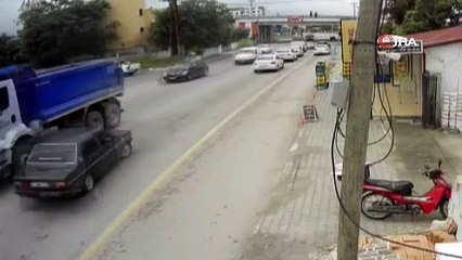 Hafriyat kamyonu otomobili oyuncak araba gibi önünde sürükledi!