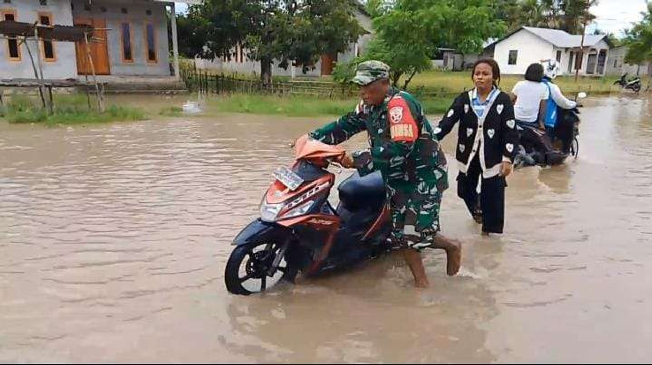 Jalan Tergenang di Kobalima, Babinsa Sebut Sudah 30 Motor Jatuh