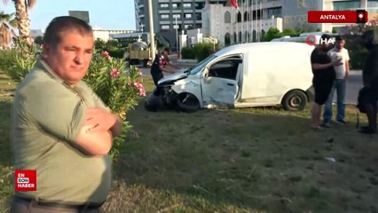 Antalya'da hafif ticari araç ile tur aracı çarpıştı