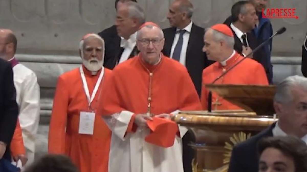 Video L'arrivo dei 133 cardinali a San Pietro per la messa «pro eligendo»: sfilano Pizzaballa, Zuppi, Tagle