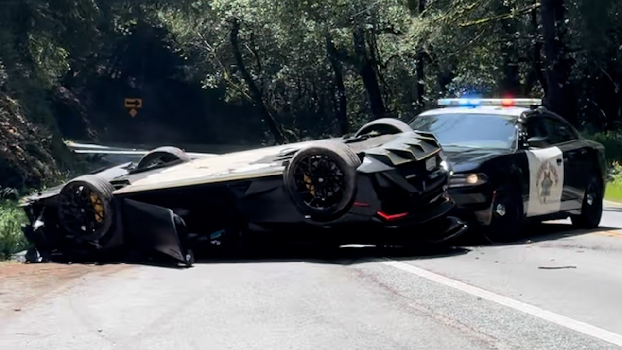 Eye-watering moment cop car shoves £260k Lamborghini off road