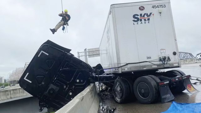 États-Unis : un camion suspendu dans le vide, le chauffeur sauvé in extremis
