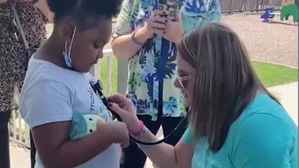 Mutter hört den Herzschlag ihrer Spendertochter im Körper der Empfängerin