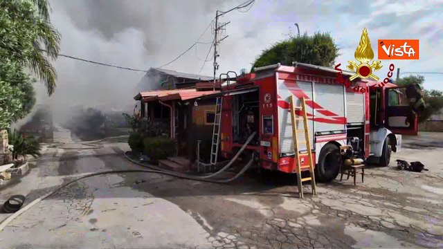 Incendio in 4 magazzini nella periferia di Napoli, Vigili del fuoco al lavoro con ruspe