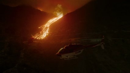 Bajo un volcán Tráiler