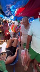 VIDEO: “¡Carga pesada!” Influencer María Saucedo realizó un ‘peculiar’ recorrido en carretilla