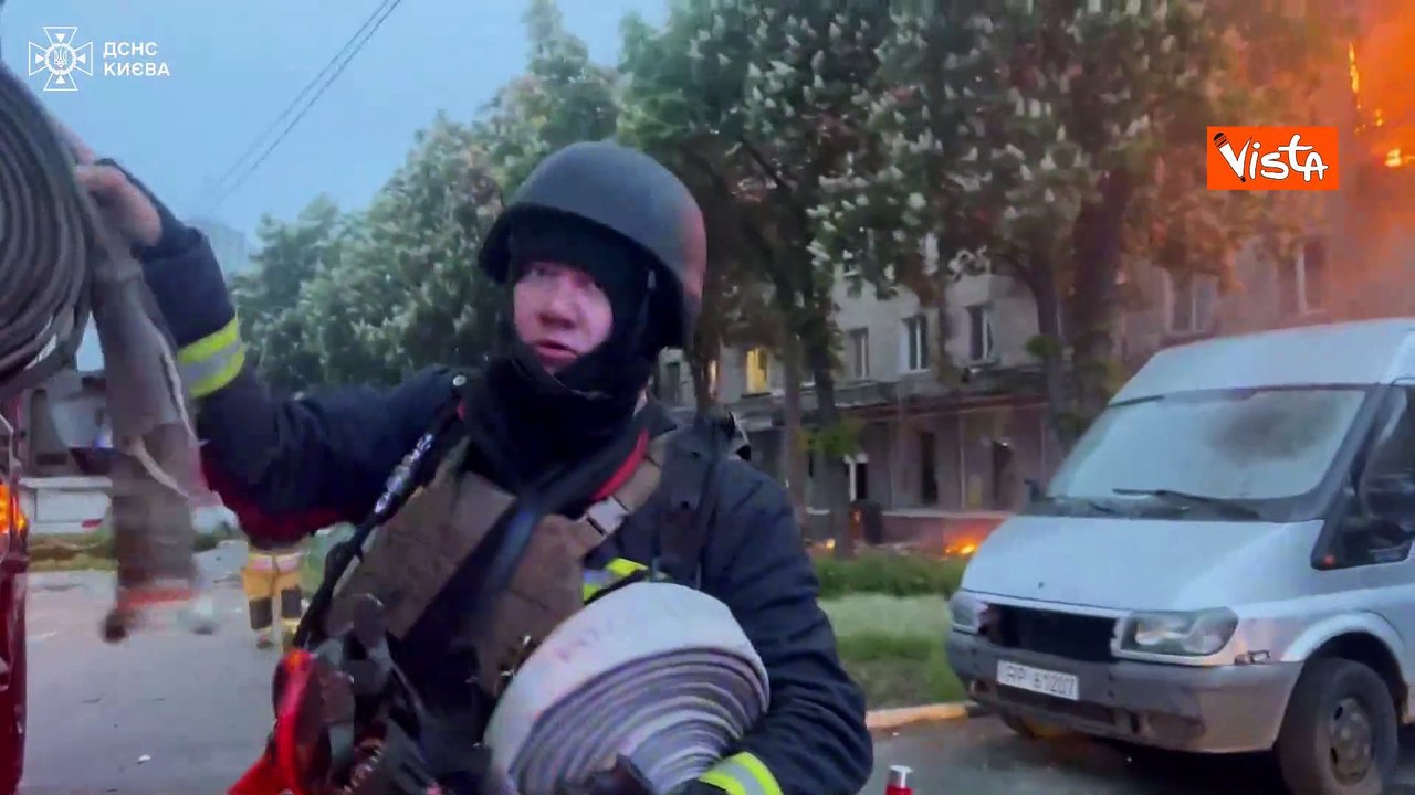 Nuovo attacco russo su Kiev, morti una donna e suo figlio, le immagini dei soccorsi