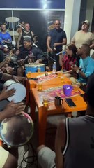 VÍDEO: Léo Santana participa de roda de samba em comunidade de Salvador