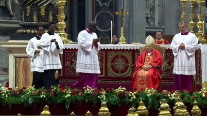 Cardenal decano pide "el papa que la humanidad necesita en este momento tan difícil"