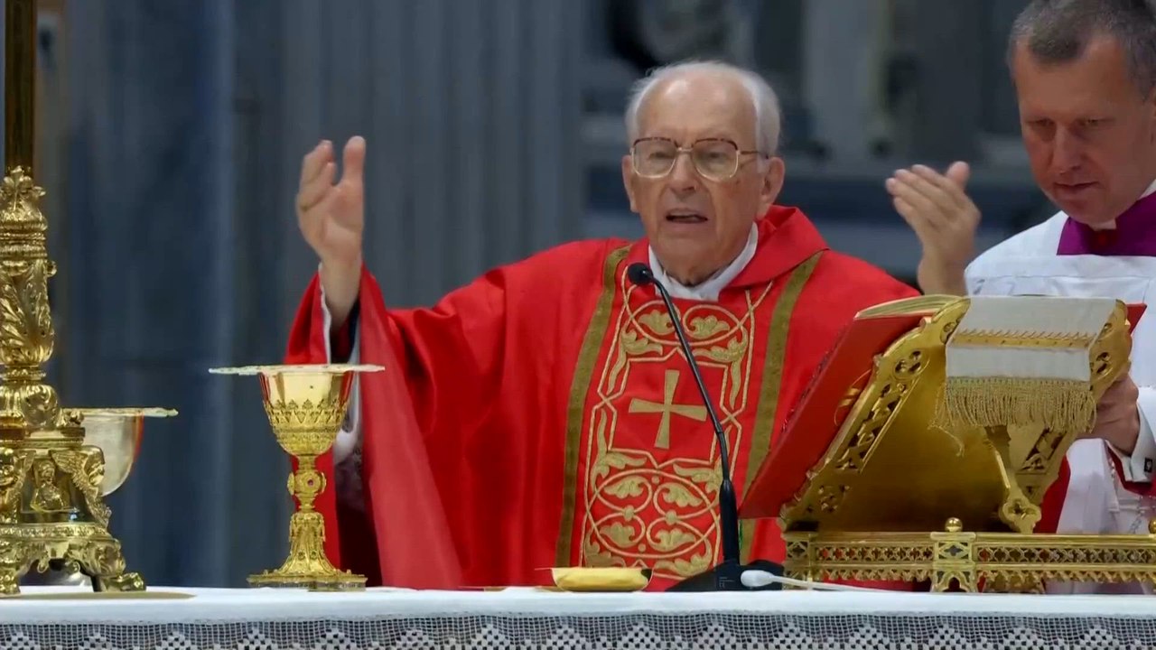 El momento del abrazo entre Giovanni Battista Re y Pietro Parolin