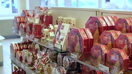 النمسا تتمسك بقطع الشوكولاتة المغلّفة بصورة موزار رغم انتقال تصنيعها إلى دول أخرى