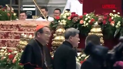 Conclave, l'arrivo dei cardinali in San Pietro: sfilano Pizzaballa, Zuppi e Tagle