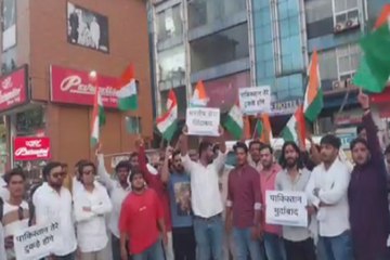 आतंकी ठिकाने को तबाह करने के बाद खुशियां मनाते हुए