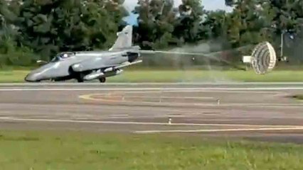 BAeホーク208がLIMA'25に向け緊急着陸、前輪装置に不具合✈️