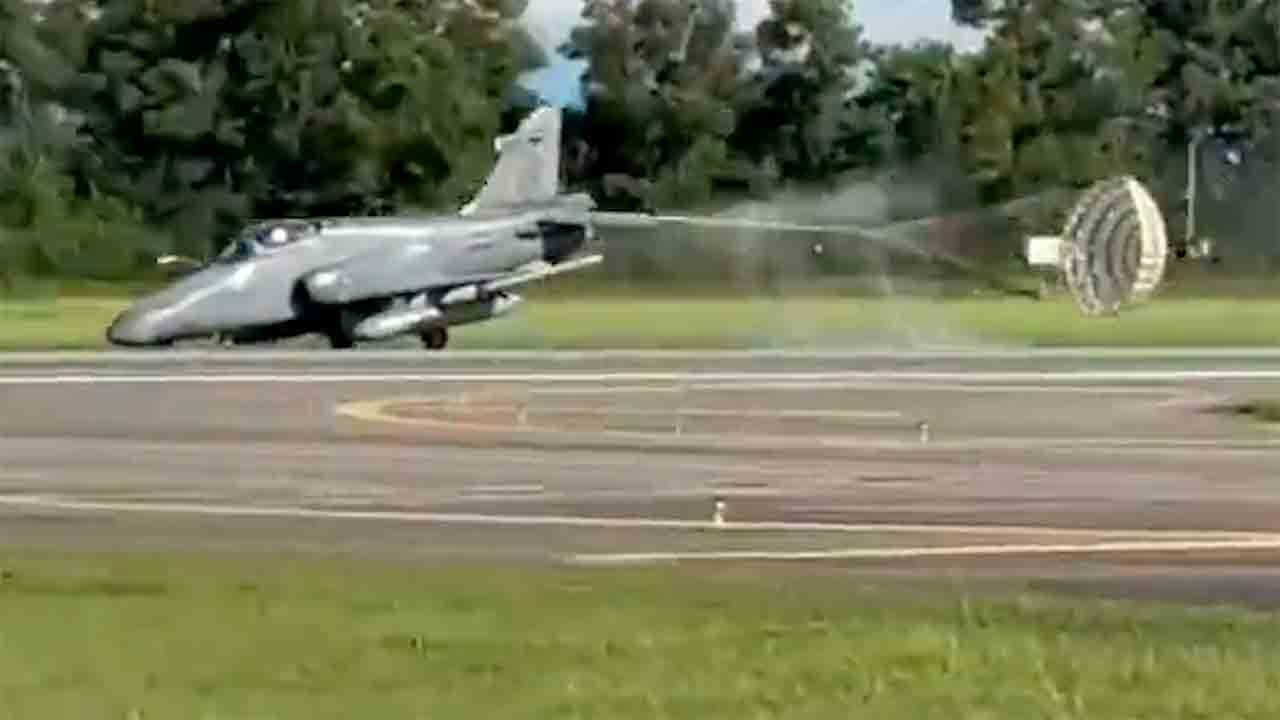 Video: Maleisisch gevechtsvliegtuig maakt noodlanding tijdens militaire oefening