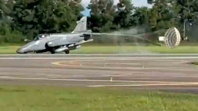 Video: Aereo della Forza Aerea Reale Malese effettua un atterraggio di emergenza durante un'esercitazione